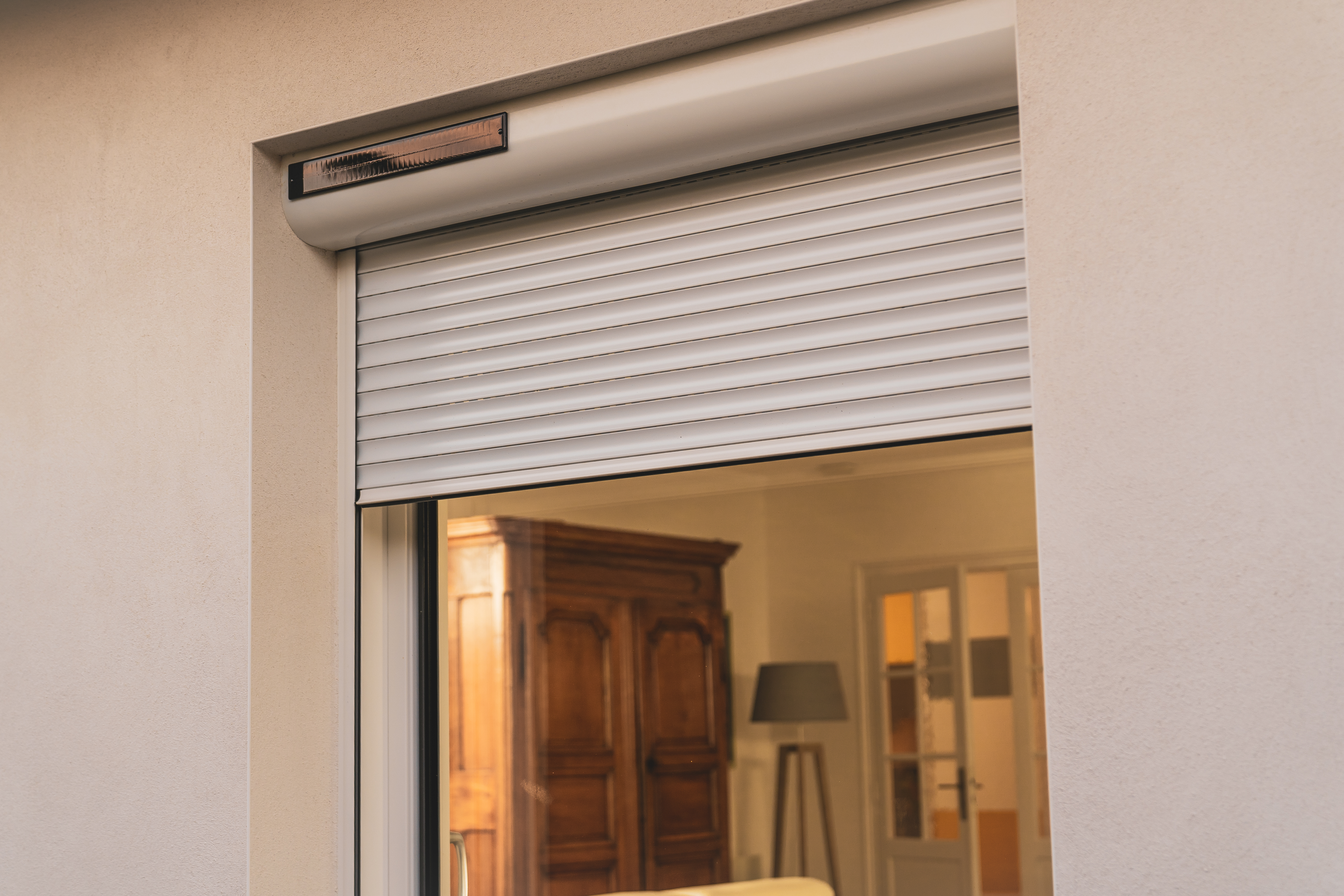 volet roulant solaire installé sur une fenêtre en rénovation